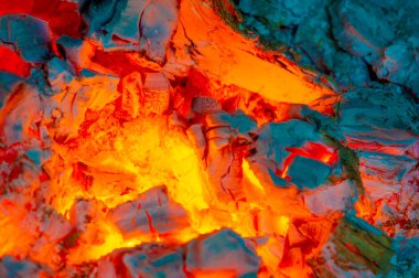 Güzel bir ateşle sıcak ve samimi bir atmosfer oluşturun. Yanan odunlar hem sıcaklık hem de atmosfer yaratır. Çıtırdayan seslerin ve gerçek bir ateşin büyüleyici alevlerinin tadını çıkarın.