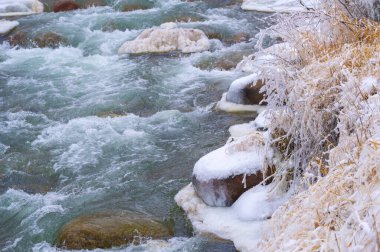 Nehir kışın donar. Kış beni düşündürüyor. Güneş daha sonra doğup daha erken batarken nehirde geçirebileceğiniz saatler kısalıyor..