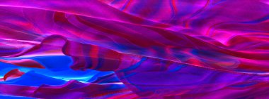 Kusursuz kaleydoskop, pembe ipek. İpek krep sateni parlak önü olan orta ağırlıklı bir kumaştır. Zarif, zengin kumaşlar ve güzel parıltılar lüks tasarımlara izin verir..