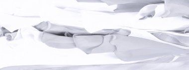 Kusursuz kaleydoskop. Kumaş ipeksi beyaz ve gri. Bu şifonda ultra modern bir baskı ve hassas, havadar bir kalite soyut ipek baskı ile birleştirilmiş..