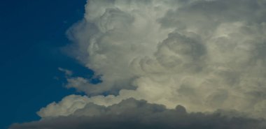 Romantizm bulutları. Gün be gün, doğa bizim için sonsuz güzelliğin resimlerini çiziyor. Keşke onları görebilecek gözlerimiz olsaydı..