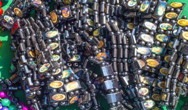 Yarı değerli taşlar. Kolyeler süslemeler. Yarı değerli taşlar, organik olarak yaratılmış sert taşlardır. Lav ya da okyanus sıcak noktaları, mayınlar ve kabuklar dahil.