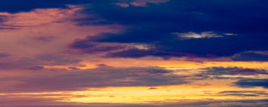 Gün batımının bulutları romantizm. Uçabildiğim gerçeğine kafayı takmam gerekirken bulutlarda oturup meleklere takıyorum.