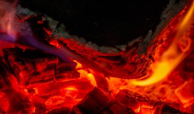 Ateşle. Şöminenin rahatlatıcı manzarasının tadını çıkarın! Bu çatırdayan şömine tasarım, meditasyon ve çalışma için mükemmel..