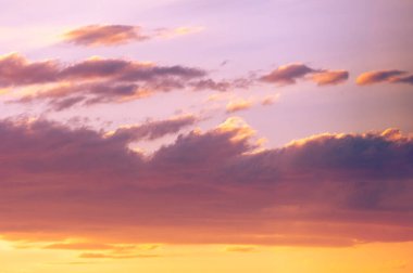 Gün batımının bulutları romantizm. Uçabildiğim gerçeğine kafayı takmam gerekirken bulutlarda oturup meleklere takıyorum.