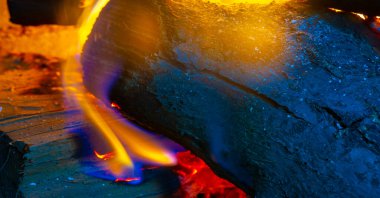 Ateşle. Şöminenin rahatlatıcı manzarasının tadını çıkarın! Bu çatırdayan şömine tasarım, meditasyon ve çalışma için mükemmel..