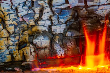 Parlak ve canlı bir alev yayar. Sıcak ve rahat bir atmosfer yaratır. İçerde ve dışarıda kullanım için idealdir.