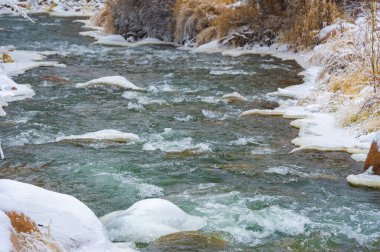 Nehir kışın donar. Kışın nehir gerçek bir harikalar diyarına dönüşür. Büyüsünü hiç yaşamadıysanız, şimdi tam zamanı..
