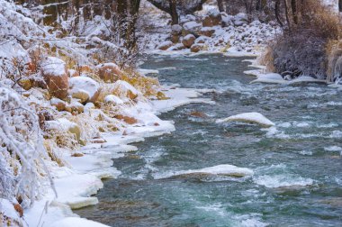 Nehir kışın donar. Kışın nehir gerçek bir harikalar diyarına dönüşür. Büyüsünü hiç yaşamadıysanız, şimdi tam zamanı..