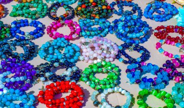 Yarı değerli taşlar. Kolyeler süslemeler. Yarı değerli taşlar, organik olarak yaratılmış sert taşlardır. Lav ya da okyanus sıcak noktaları, mayınlar ve kabuklar dahil.