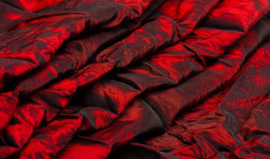 Kırmızı kumaş. Bu önü saten, arkası krep olan orta ağırlıklı bir ipek. Zarif, zengin kumaşlar ve güzel parıltılar lüks tasarımlara izin verir..