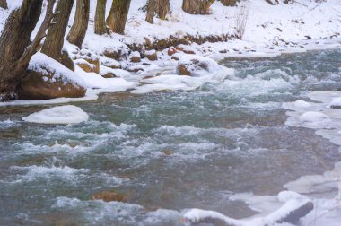 Nehir kışın donar. Bu harika nehir donduğunda gerçek bir kış masalı. Genellikle güzel, doğal bir miras olarak kabul edilir, bir peri masalına dönüşür.