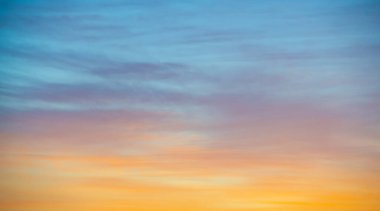 Gökyüzü, bulutlar hayatıma yağmur veya fırtına getirmek için değil günbatımı gökyüzüne renk katmak için giriyor. Güneş her zaman bulutların üzerinde parlar.