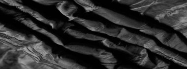 Siyah ipek kumaş. Vay canına! Bu abanozun en derin gölgesinde bulunan en lüks ipek krep sateni. Bu desenli kumaşı kullanarak, tasarımınız kadar lüks hissedeceksiniz..