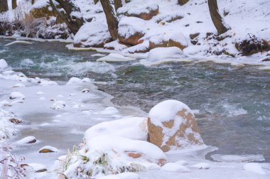 Nehir kışın donar. Kış beni düşündürüyor. Güneş daha sonra doğup daha erken batarken nehirde geçirebileceğiniz saatler kısalıyor..