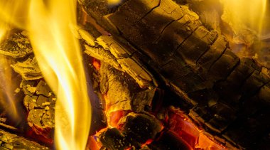 Ateşle. Şöminenin rahatlatıcı manzarasının tadını çıkarın! Bu çatırdayan şömine tasarım, meditasyon ve çalışma için mükemmel..