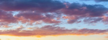 Gün batımının bulutları romantizm. Bulut güzel değil mi? Zamanla değişebilirler, ama güzellikleri asla kaybolmaz..