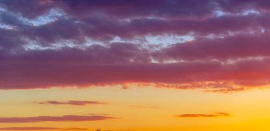 Gün batımının bulutları romantizm. Sen yanımdayken büyülü, büyüleyici, akıl almaz bir an daha da güzelleşti..