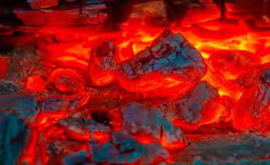 Parlak odun ateşi her yere sıcaklık ve ortam sağlar. Açık hava toplantıları ve kamp gezileri için ideal bir ortam yaratır.