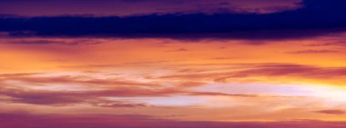 Gün batımının bulutları romantizm. Bulut güzel değil mi? Zamanla değişebilirler, ama güzellikleri asla kaybolmaz..