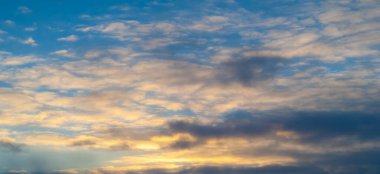 Gökyüzü, bulutlar hayatıma yağmur veya fırtına getirmek için değil günbatımı gökyüzüne renk katmak için giriyor. Güneş her zaman bulutların üzerinde parlar.