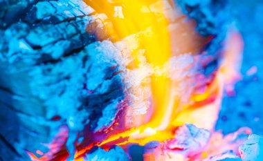 Alevler sıcak ve rahat bir atmosfer yaratır. Yanan odun enerjik ve parlaktır. Parlak alevlerle sıcak bir atmosfer oluşturur.