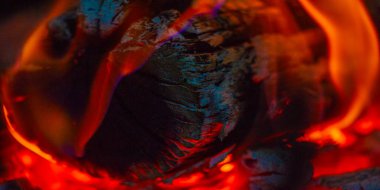 Yanan odunların sıcaklığını ve konforunu hissedin. Parlak bir alevle enerjik ve hayat dolu bir atmosfer yaratın. Kendinizi titreyen bir ateşin yarattığı rahatlatıcı bir atmosferle ödüllendirin.