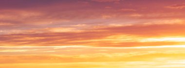 Gün batımının bulutları romantizm. Hiçbir bulut o kadar karanlık değildir ki sonunda güneş içinden geçemez..