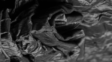 Kaliteli siyah ipek kumaş istisnai bir kumaştır, kendi başına güzeldir ya da mükemmel seçiminizi vurgulamak için bir aksesuar olarak..