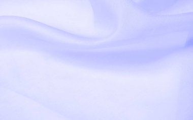 Bulanık mavi ipek kumaş. Bu ipek kumaşla moda denizine dal. Dokularla dolu, hoş ve kaba bir el, kendi görsel tahıllarıyla birleşmiş..