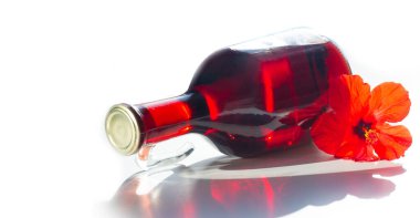 Kırmızı şaraplı bir şişe. Bira insanlar tarafından yapılır, şarap Tanrı tarafından yapılır.