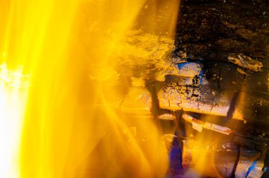 Sıcak ve sıcak atmosferde çatırdayan ateş soğuk aylarda seni sıcak tutar rahatlamak ve gevşemek için harika bir yol