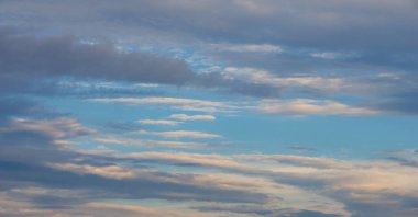 Gökyüzü, bulutlar hayatıma yağmur veya fırtına getirmek için değil günbatımı gökyüzüne renk katmak için giriyor. Güneş her zaman bulutların üzerinde parlar.