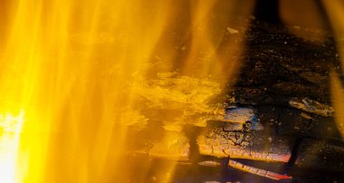 Evinizde rahat ve sıcak bir atmosfer yaratın. Çatırdayan seslerin ve büyüleyici alevlerin keyfini çıkarın. Sıcaklığı sağlayın ve merkezi ısıtma sistemine olan bağımlılığınızı azaltın.