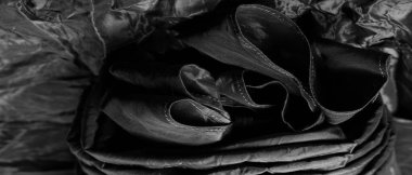 Siyah ipek kumaş. Vay canına! Bu abanozun en derin gölgesinde bulunan en lüks ipek krep sateni. Bu desenli kumaşı kullanarak, tasarımınız kadar lüks hissedeceksiniz..