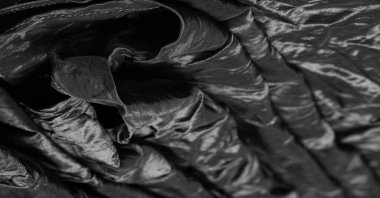 Siyah ipek kumaş. Vay canına! Bu abanozun en derin gölgesinde bulunan en lüks ipek krep sateni. Bu desenli kumaşı kullanarak, tasarımınız kadar lüks hissedeceksiniz..