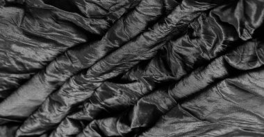 Kaliteli siyah ipek kumaş istisnai bir kumaştır, kendi başına güzeldir ya da mükemmel seçiminizi vurgulamak için bir aksesuar olarak..