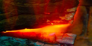 Evinizde rahat ve sıcak bir atmosfer yaratın. Çatırdayan seslerin ve büyüleyici alevlerin keyfini çıkarın. Sıcaklığı sağlayın ve merkezi ısıtma sistemine olan bağımlılığınızı azaltın.