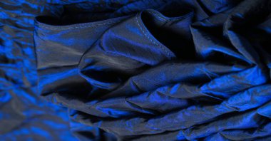 Mavi ipek kumaş. Şatafatlı, donuk ve basitçe örülmüş, bu materyal çeşitli çizgiler içeriyor, bu da projeleriniz için mükemmel bir seçim, tasarımlar.