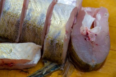 Balık yemek için hazır. Balık yüksek kaliteli protein ve diğer temel besinleri içerir ve sağlıklı bir diyetin önemli bir parçasıdır..