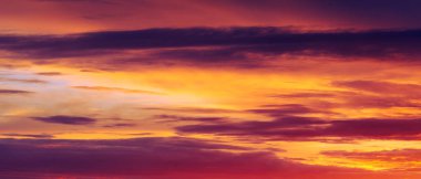 Gün batımının bulutları romantizm. Sen yanımdayken büyülü, büyüleyici, akıl almaz bir an daha da güzelleşti..