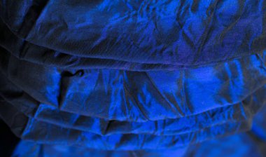 Mavi ipek kumaş. Hadi, bu elektrikli mavi ipek kumaş bir sonraki süslemen olsun! Bu mucizevi esneklik, mükemmelliğin vücut bulmuş halidir..