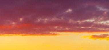 Gün batımının bulutları romantizm. Çok nazik romantik pembe bulutlar şafak vakti gökyüzünde Gün batımının yumuşak havasında