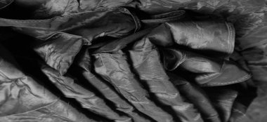 Siyah ipek kumaş. Vay canına! Bu abanozun en derin gölgesinde bulunan en lüks ipek krep sateni. Bu desenli kumaşı kullanarak, tasarımınız kadar lüks hissedeceksiniz..