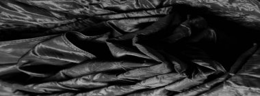 Kaliteli siyah ipek kumaş istisnai bir kumaştır, kendi başına güzeldir ya da mükemmel seçiminizi vurgulamak için bir aksesuar olarak..