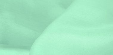Bulanık yeşil ipek kumaş. Yumuşak ipek dokuma ile sıcak yeşil bir renk gösteren saten dokuma bu maddenin yüzeyine muhteşem bir parıltı ekler..