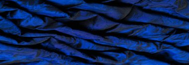 Mavi ipek kumaş. Şatafatlı, donuk ve basitçe örülmüş, bu materyal çeşitli çizgiler içeriyor, bu da projeleriniz için mükemmel bir seçim, tasarımlar.