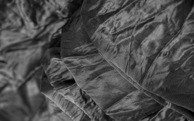 Siyah ipek kumaş. Vay canına! Bu abanozun en derin gölgesinde bulunan en lüks ipek krep sateni. Bu desenli kumaşı kullanarak, tasarımınız kadar lüks hissedeceksiniz..