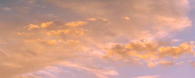 Gün batımının bulutları romantizm. Sen yanımdayken büyülü, büyüleyici, akıl almaz bir an daha da güzelleşti..