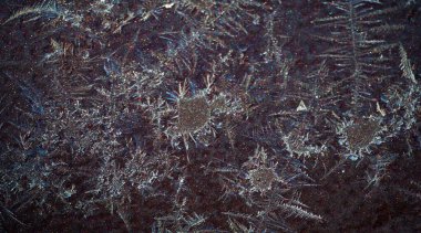 Dağınık. Boya üzerinde soğuk desenler var. Sanat, tecrübe üzerine kalıpların dayatılmasıdır, ve bizim estetik zevkimiz kalıbın tanınmasıdır..